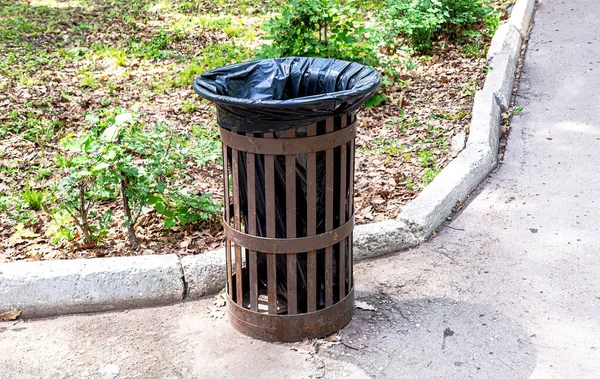 Conteneur Ordures Métalliques Pour Déchets Ordures Dans Parc Municipal — Photo