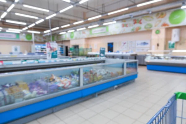 Zincir süpermarketinde arkaplan için soyut bulanıklık 