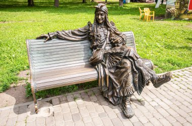 Samara, Rusya - 13 Haziran 2021: Peri masalı karakteri Baba Yaga 'nın şehir parkındaki heykeli