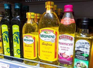 Samara, Rusya - 13 Haziran 2021: Süpermarkette satılmaya hazır çeşitli zeytin yağları. Şişelenmiş zeytin yağı.