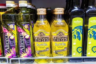 Samara, Rusya - 13 Haziran 2021: Süpermarkette satılmaya hazır çeşitli zeytin yağları. Şişelenmiş zeytin yağı.