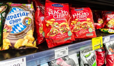 Samara, Rusya - 13 Haziran 2021: Süpermarketteki raflarda satılacak çeşitli patates cipsleri