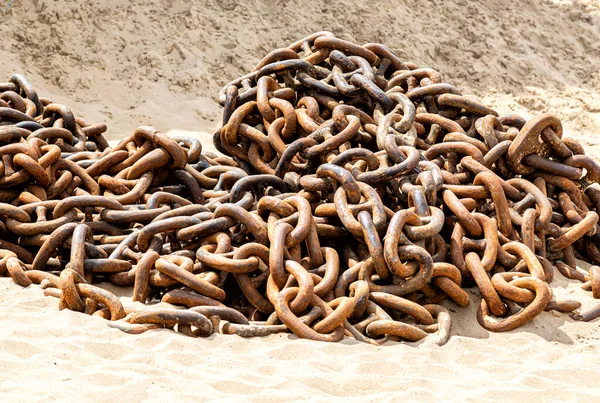 Enormi Catene Ancoraggio Arrugginite Una Vecchia Nave Sulla Spiaggia Sabbia — Foto Stock