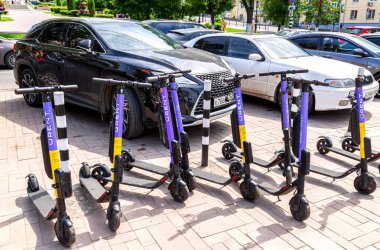 Samara, Rusya - 14 Haziran 2021: Şehir caddesinde kiralık arabalar ve elektrikli scooterlar. Şehirde sürdürülebilir hareketliliği geliştir