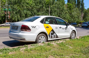 Samara, Rusya - 18 Haziran 2021: Yandex Go taksisi yazın bir şehir caddesinde park halinde