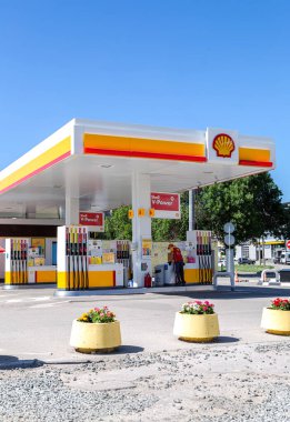 Samara, Rusya - 18 Haziran 2021: Güneşli bir günde deniz kabuğu benzin istasyonu. V-gücü benzin istasyonu. Royal Dutch Shell, İngiliz-Hollandalı çok uluslu petrol ve doğalgaz şirketi.