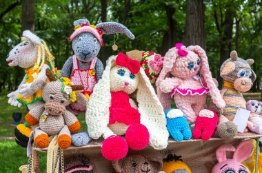 Samara, Rusya - 13 Haziran 2021: Şehir parkında çeşitli yumuşak oyuncaklar ördük