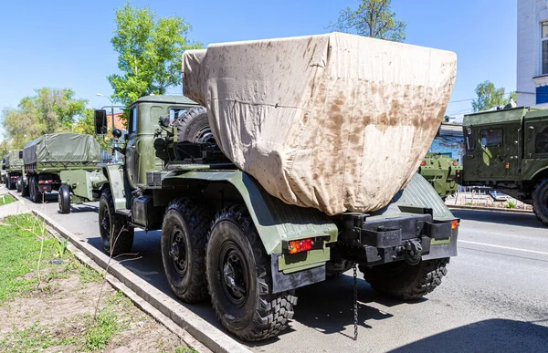 Samara, Rusya - 6 Mayıs 2021: BM-21 Grad 122-mm Ural-375D şasesi üzerine çoklu roket fırlatıcı