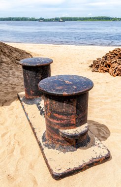 Kumsaldaki limanda eski paslı demirleme bölmesi.