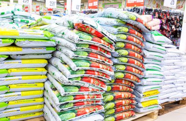 Samara, Rusya - 19 Haziran 2021: Süpermarkette satılan plastik poşetlerdeki bitkiler için evrensel toprak