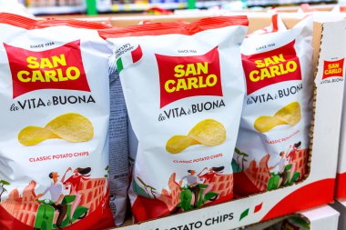 Samara, Rusya - 19 Haziran 2021: Süpermarkette rafta satılacak klasik patates cipsi