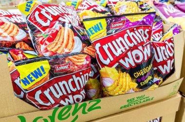 Samara, Rusya - 19 Haziran 2021: Süpermarketteki raflarda satılacak patates cipsleri