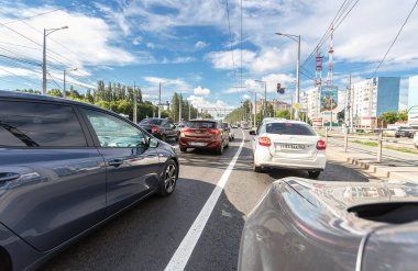 Samara, Rusya - 2 Temmuz 2021: Yaz aylarında çok şeritli trafiği olan arabalar şehir caddesi boyunca sürüyorlar