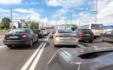 Samara, Rusya - 2 Temmuz 2021: Yaz aylarında çok şeritli trafiği olan arabalar şehir caddesi boyunca sürüyorlar