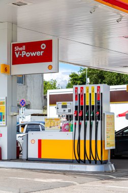 Samara, Rusya - 2 Temmuz 2021: Güneşli bir günde deniz kabuğu benzin istasyonu. V-gücü yakıt istasyonu. Royal Dutch Shell, İngiliz-Hollandalı çok uluslu petrol ve doğalgaz şirketi.