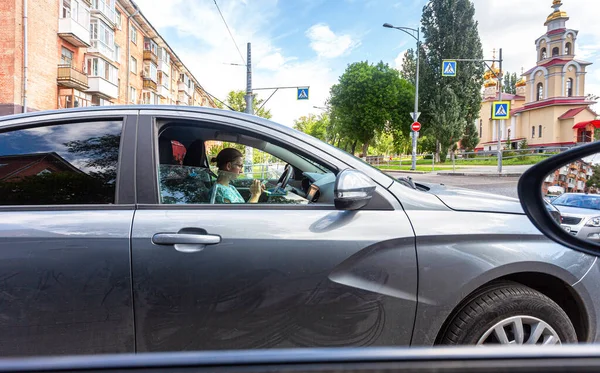 Samara Ryssland Juli 2021 Kvinna Som Kör Bil Med Smartphone — Stockfoto