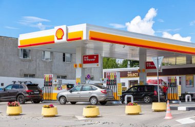 Samara, Rusya - 2 Temmuz 2021: Güneşli bir günde deniz kabuğu benzin istasyonu. V-gücü yakıt istasyonu. Royal Dutch Shell, İngiliz-Hollandalı çok uluslu petrol ve doğalgaz şirketi.