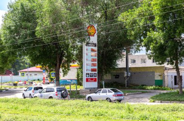 Samara, Rusya - 2 Temmuz 2021: Rehber işareti, Shell benzin istasyonundaki yakıtın fiyatını gösterdi. Shell yakıt istasyonunda fiyatlar