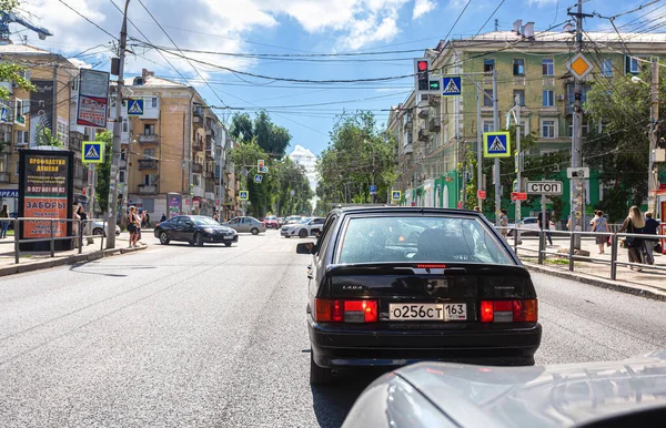 2021年7月2日 俄罗斯萨马拉 汽车沿着城市街道行驶 有多条车道 — 图库照片