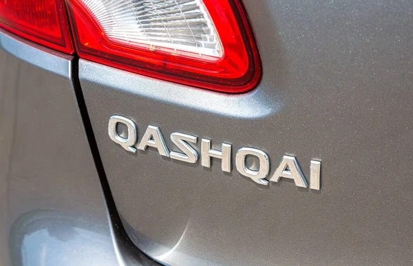 Samara Rusia Julio 2021 Primer Plano Del Logotipo Nissan Qashqai — Foto de Stock