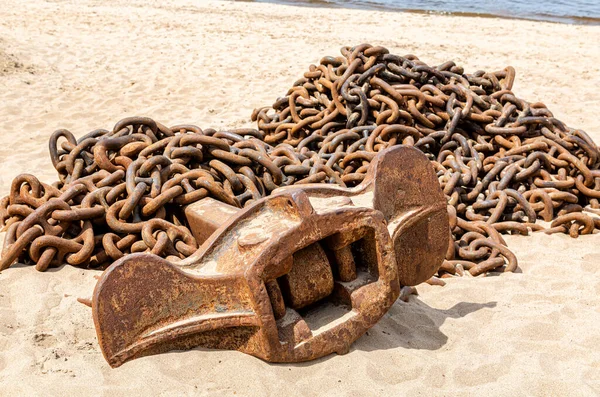 Rezavý Kotevní Řetěz Kotvou Staré Lodi Písečné Pláži — Stock fotografie