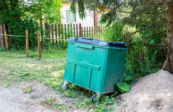 Zelená Plastová Nádoba Odpadky Venku Slunečného Dne — Stock fotografie