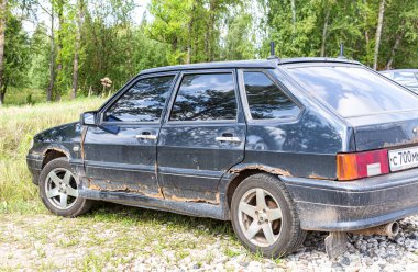 Samara, Rusya - 2 Temmuz 2021: Eski paslı araba Lada-2109 açık hava