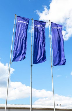 Samara, Rusya - 2 Temmuz 2021: Mavi gökyüzünde Volvo bayrağı. Volvo, İsveçli çok uluslu otomobil üreticisi bir şirket. 