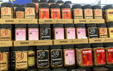 Samara, Rusya - 19 Eylül 2021: Cam kutularda Bushido kahvesi süpermarketin rafında satışa sunuldu