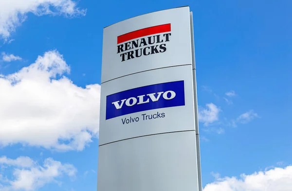 Samara Rusia Julio 2021 Renault Volvo Señalan Concesionario Vehículos Contra —  Fotos de Stock
