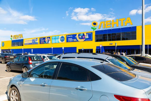2021年9月19日 俄罗斯萨马拉 伦塔商店是俄罗斯最大的零售商之一 建筑物上的门店标志Lenta的名称 — 图库照片