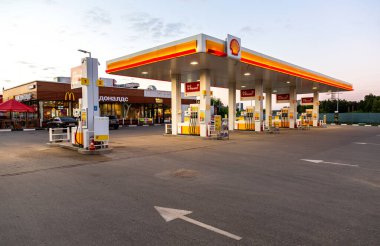 Ryazan, Rusya - 6 Temmuz 2021: Akşam deniz kabuğu benzin istasyonu. V-gücü yakıt istasyonu. Royal Dutch Shell, İngiliz-Hollandalı çok uluslu petrol ve doğalgaz şirketi.