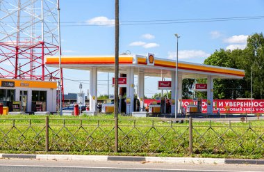 Ryazan, Rusya - 6 Temmuz 2021: Güneşli bir günde kabuk benzin istasyonu. V-gücü yakıt istasyonu. Royal Dutch Shell, İngiliz-Hollandalı çok uluslu petrol ve doğalgaz şirketi.