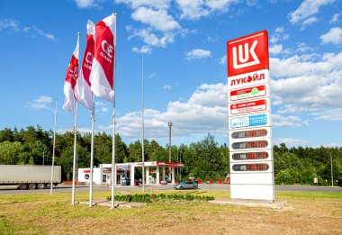 Mordovia, Rusya - 6 Temmuz 2021: Lukoil benzin istasyonu. Lukoil en büyük Rus petrol şirketlerinden biridir.
