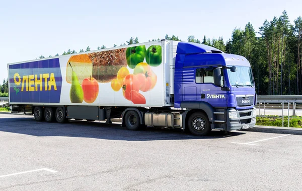Moskwa Rosja Lipca 2021 Sklep Spożywczy Lenta Ciężarówka Dostawcza Autostradzie — Zdjęcie stockowe