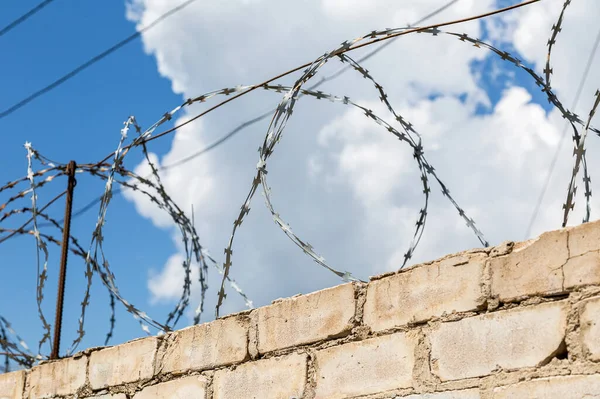 Stacheldraht Zaun Vor Blauem Himmel Gefängnismauer — Stockfoto