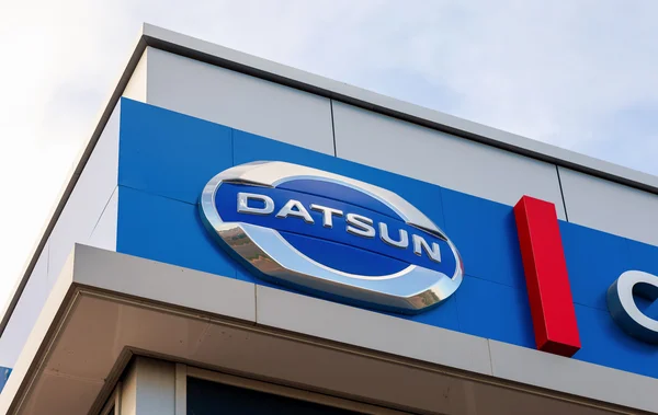 SAMARA, RUSIA - 30 de agosto de 2014: Concesionario Datsun firma contra — Foto de Stock