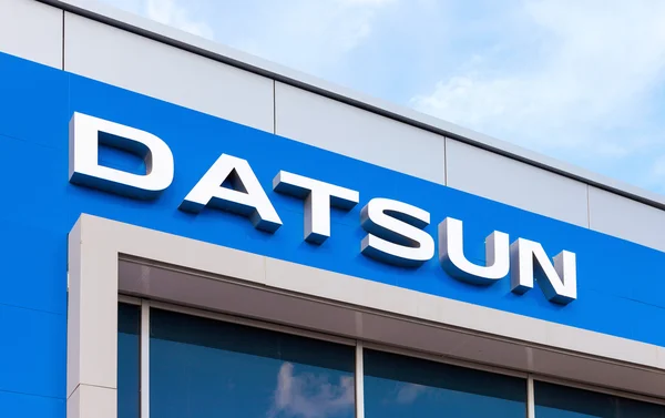 SAMARA, RÚSSIA - 30 de agosto de 2014: Datsun concessionária assinar contra — Fotografia de Stock