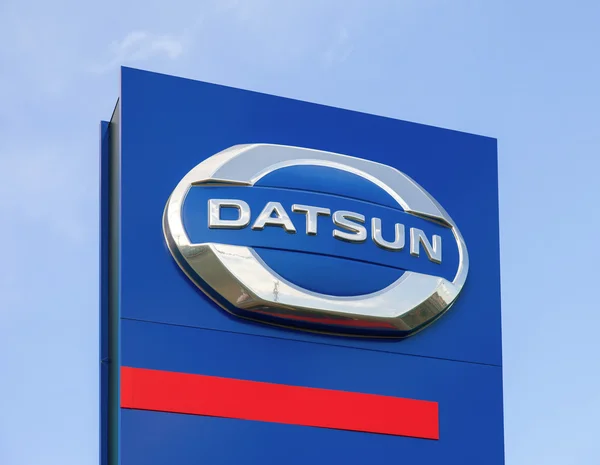 SAMARA, RÚSSIA - 30 de agosto de 2014: Datsun concessionária assinar contra — Fotografia de Stock