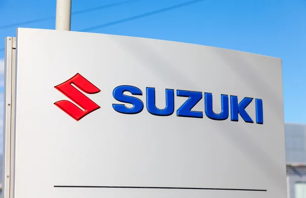 SAMARA, RUSIA - 30 de agosto de 2014: Concesionario Suzuki firma contra — Foto de Stock