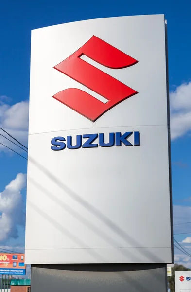 САМАРА, РОССИЯ - 30 августа 2014 года: Дилерский знак Suzuki против — стоковое фото
