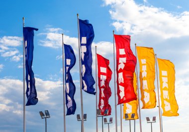 Samara, Rusya - ö. 6 Eylül 2014: IKEA bayrakları inci gökyüzüne karşı