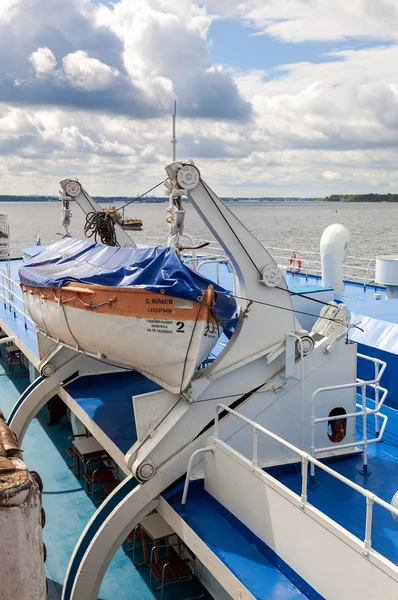 SAMARA, RUSIA - 31 de agosto de 2014: Bote salvavidas del crucero fluvial —  Fotos de Stock