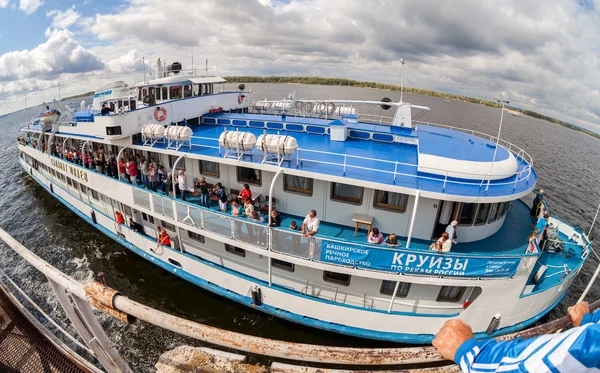 Samara, Ryssland - augusti 31, 2014: river cruise passageraren fartyget s. — Stockfoto