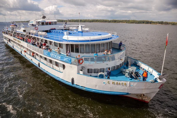 Samara, Ryssland - 26 augusti, 2013: river cruise ship s. Julajev ne — Stockfoto