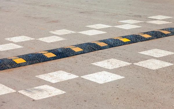 Sécurité routière bosse de vitesse sur une route asphaltée — Photo