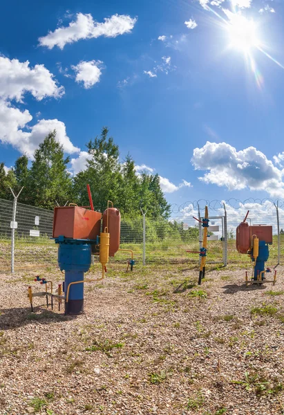 Punto regulador y de distribución de gas en verano día soleado —  Fotos de Stock