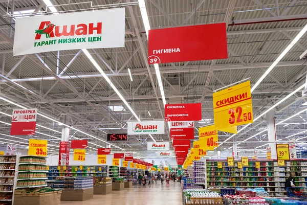 SAMARA, RUSIA - 30 DE AGOSTO DE 2014: Tienda Auchan Samara en shoppin —  Fotos de Stock