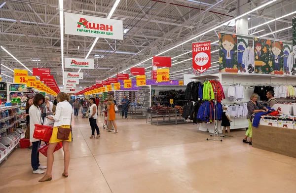 SAMARA, RUSIA - 30 DE AGOSTO DE 2014: Tienda Auchan Samara en shoppin —  Fotos de Stock