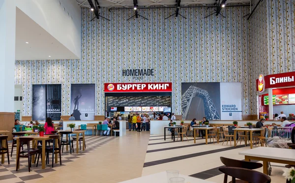 SAMARA, RUSIA - 30 de agosto de 2014: Patio de comidas en un cente comercial —  Fotos de Stock